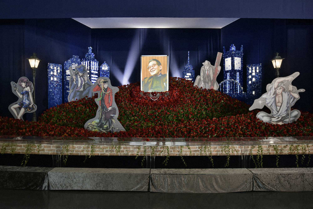 祭壇に飾られたモンキー・パンチさんの遺影。「ルパン三世」のキャラクターパネルや、ルパンのイメージカラーである赤い花3000本で飾られた。（C）「モンキー・パンチ先生を偲ぶ会」実行委員会