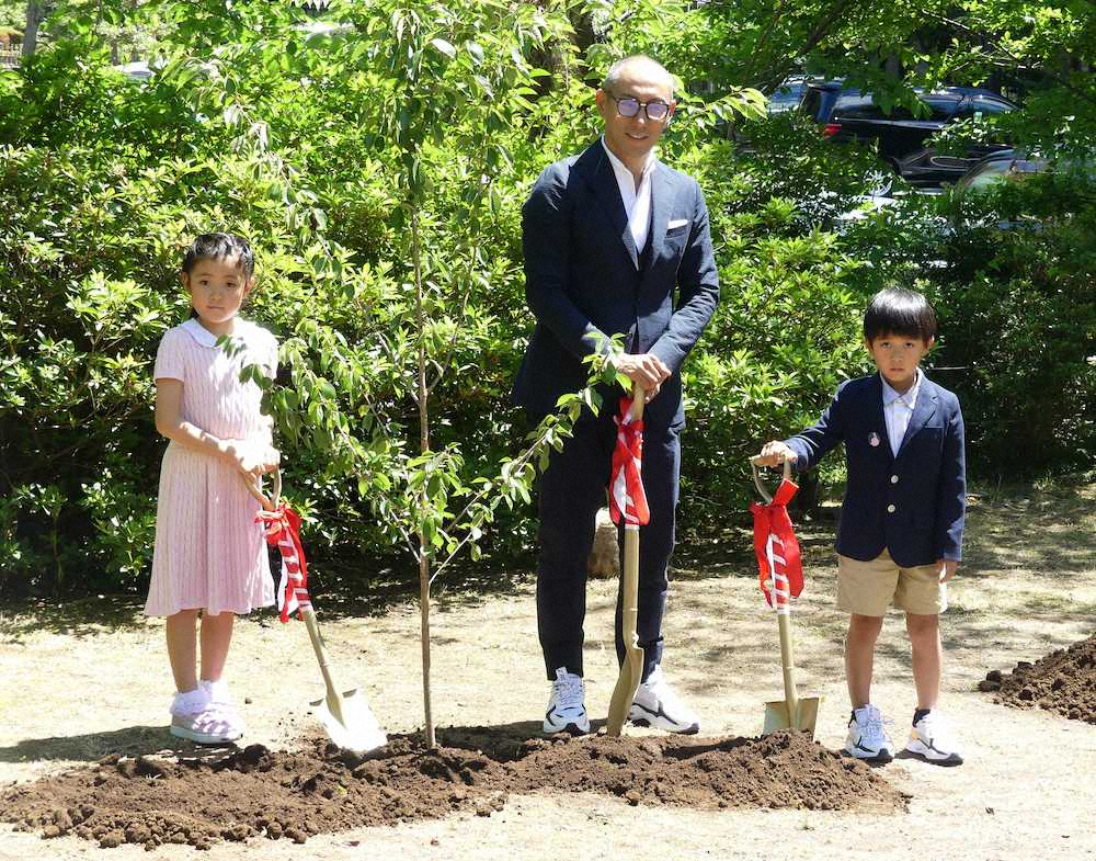 千葉・成田山新勝寺で桜の植栽イベントを行った（左から）堀越麗禾ちゃん、市川海老蔵、堀越勸玄くん