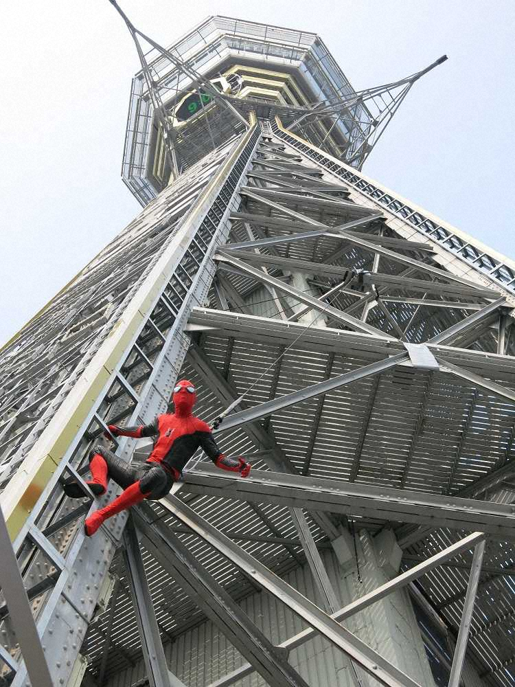 【画像・写真】通天閣にスパイダーマン現る!ビリケンさんの足の裏も撫でる