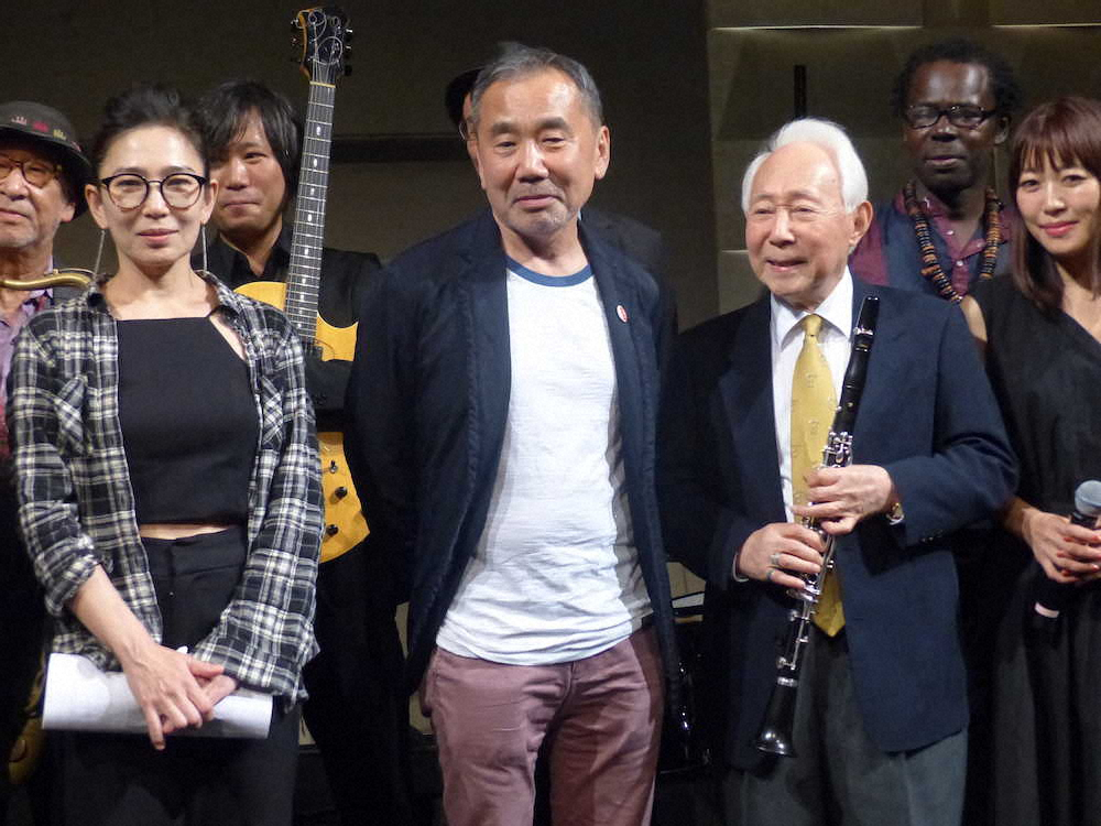 TOKYO　FMの公開収録に臨んだ（前列左から）大西順子氏、村上春樹氏、北川英治氏、坂本美雨（撮影・安田健二）