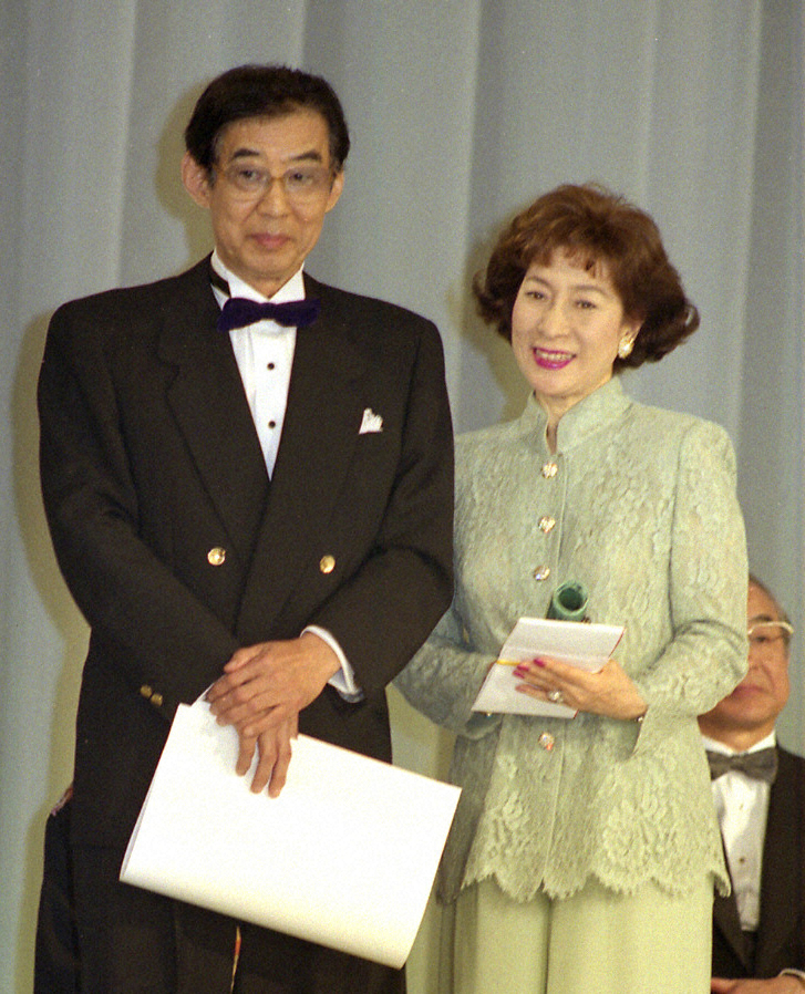 ＜日本ブライダル大賞＞特別賞を受賞した高島忠夫（左）・寿美花代（右）夫妻