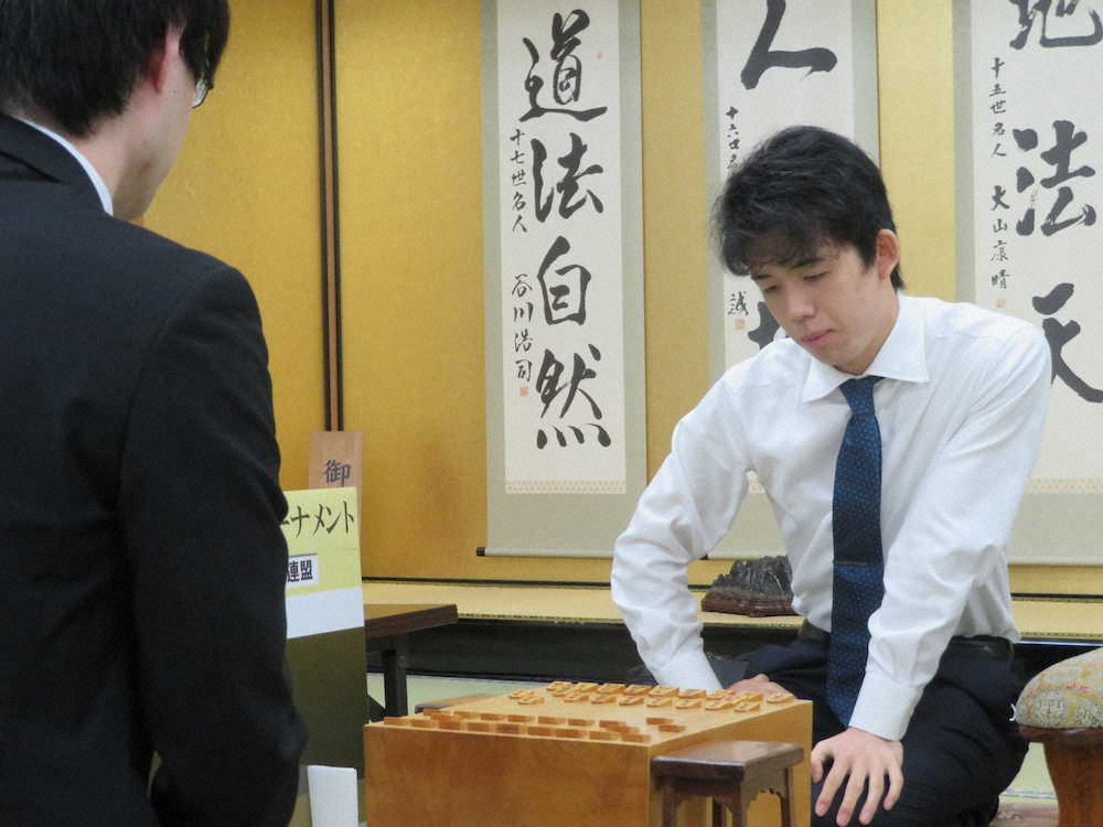 藤井七段　サミット厳戒下の大阪で対局　関西将棋会館前にも警察車両や警官