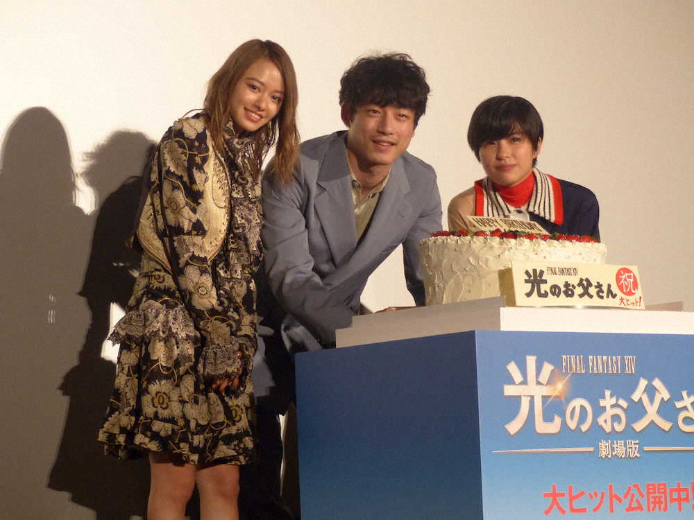映画「光のお父さん」のヒット御礼舞台あいさつで誕生日を祝福された坂口健太郎（中央）。左は山本舞香、右は佐久間由衣。