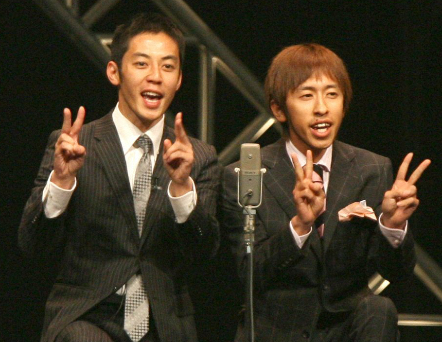 お笑いコンビ「キングコング」の西野亮廣（左）と梶原雄太（08年撮影）