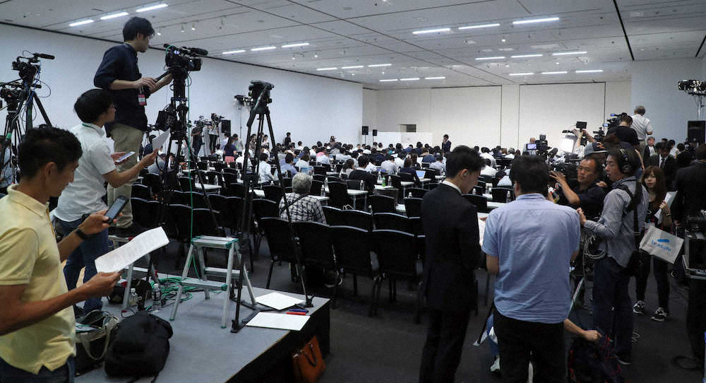 吉本興業・岡本社長の会見に報道約100社＆300人が出席　異例の5時間半のロング会見　