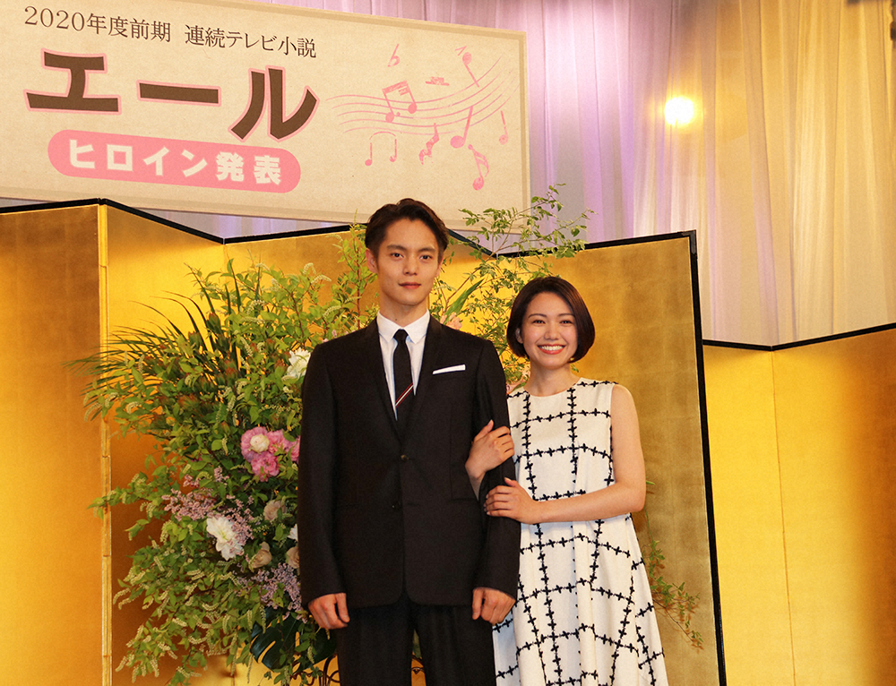 6月3日、NHK連続テレビ小説「エール」ヒロイン発表会見に登壇した主演の窪田正孝（左）とヒロインの二階堂ふみ