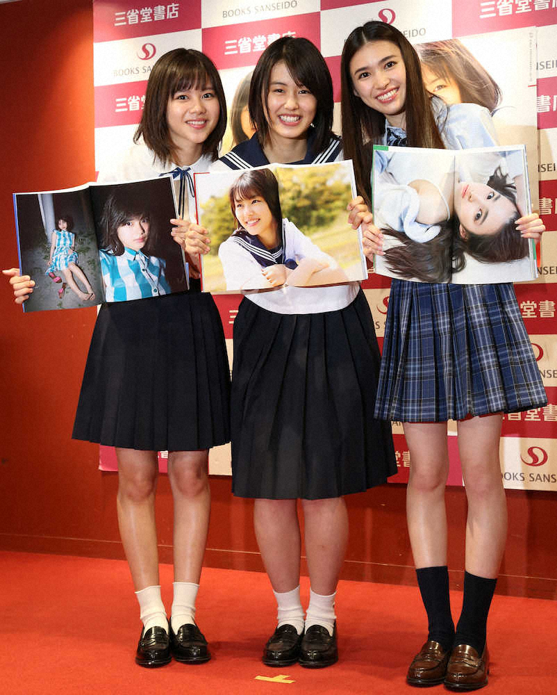 写真集を刊行し笑顔を見せる（左から）松風理咲、竹内愛紗、長見玲亜（撮影・荻原　浩人）