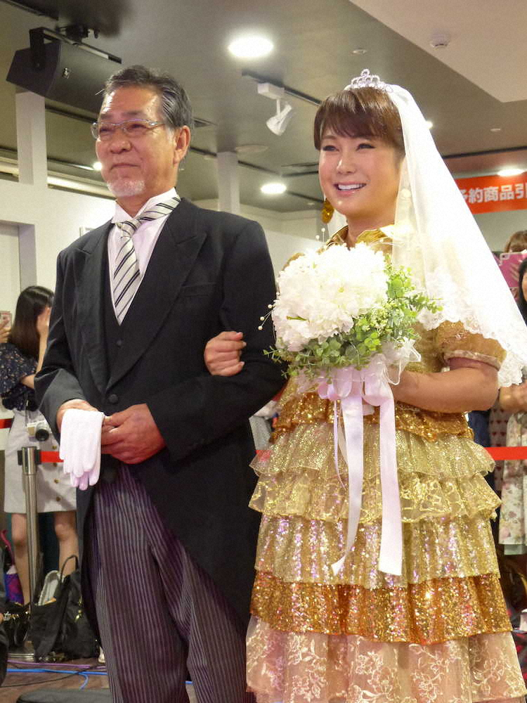 擬似結婚式でバージンロードを実の父、大西和夫さん（左）と歩くはるな愛