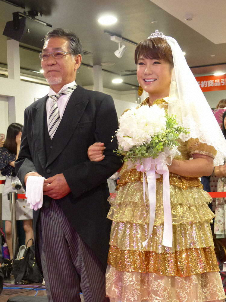 はるな愛「進次郎さん狙ってた」、疑似結婚式で実父とバージンロード