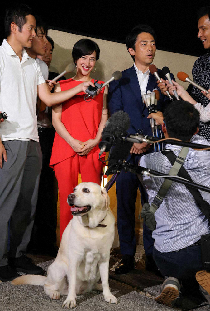 7日に結婚を発表した小泉進次郎氏（右）と滝川クリステルと、愛犬のアリス（撮影・会津　智海）