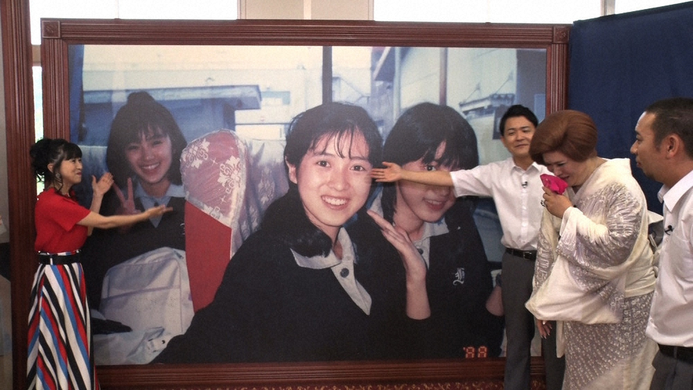 酒井法子、テレ東「あの集合写真もう一度」で親友・西村知美と再会　制服姿で「碧いうさぎ」熱唱