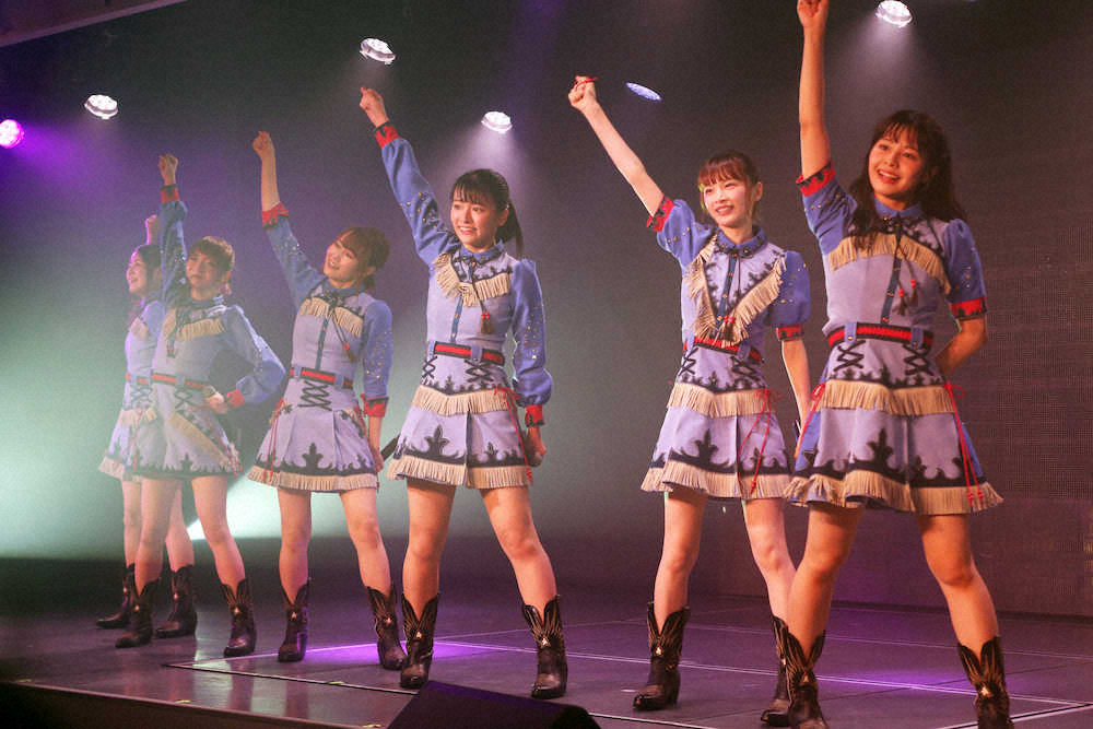 新公演のステージに立つNGT48（左から）西村菜那子、荻野由佳、西潟茉莉奈、村雲颯香、太野彩香、本間日陽