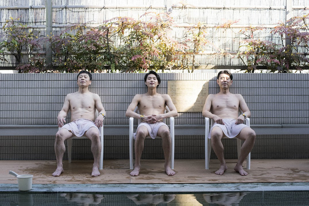 ドラマで外気浴をする（左から）三宅弘城、磯村勇斗、原田泰造（C)「サ道」製作委員会