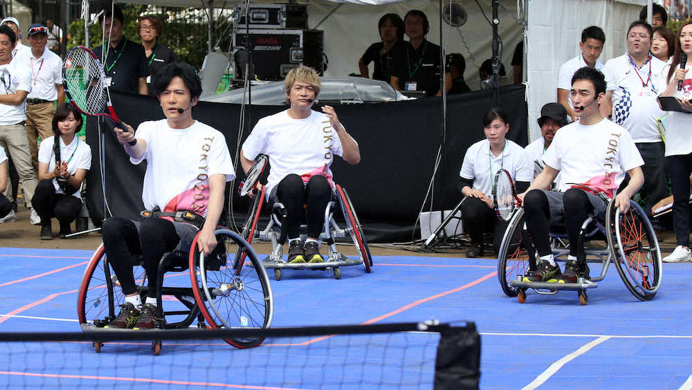車いすテニスをする（左から）稲垣吾郎、香取慎吾、草なぎ剛（撮影・久冨木　修）