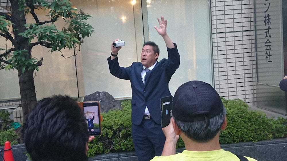 TOKYO　MX前の歩道で支援者からの質問を受け付ける立花孝志氏（撮影・安田健二）