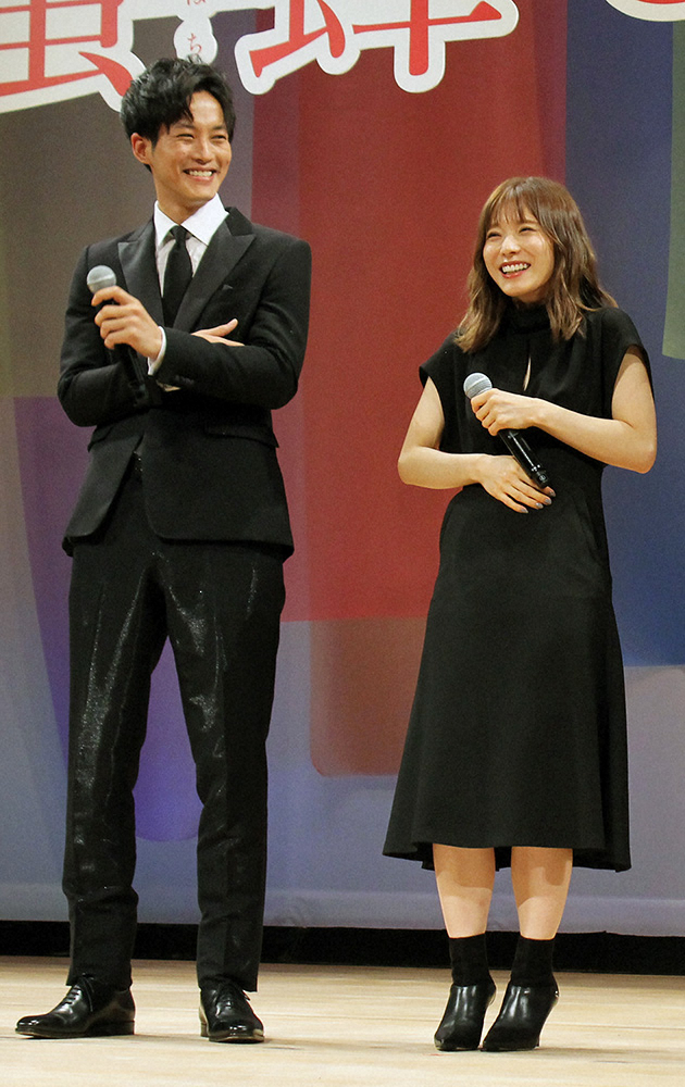 映画「蜂蜜と遠雷」のイベントに参加した松坂桃李（左）と松岡茉優