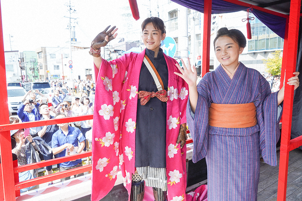 【画像・写真】八重の縁…綾瀬はるか　6年連続「会津まつり」登場「今年も呼んでくださってありがとなし」