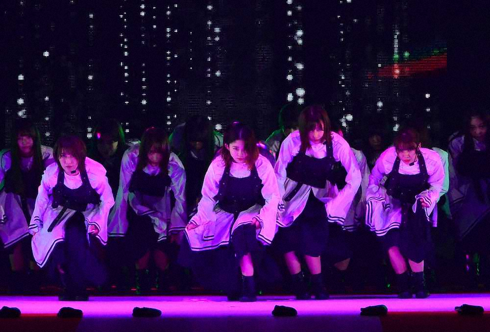 欅坂46　ガールズアワードで3曲披露　渡邉理佐ら4人がランウェイ登場