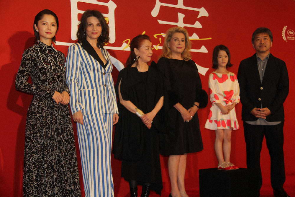 国際共同制作映画「真実」のジャパンプレミアに出席した（左から）女優・宮崎あおい、ジュリエット・ビノシュ、女優・宮本信子、カトリーヌ・ドヌーヴ、子役・佐々木みゆ、是枝裕和監督