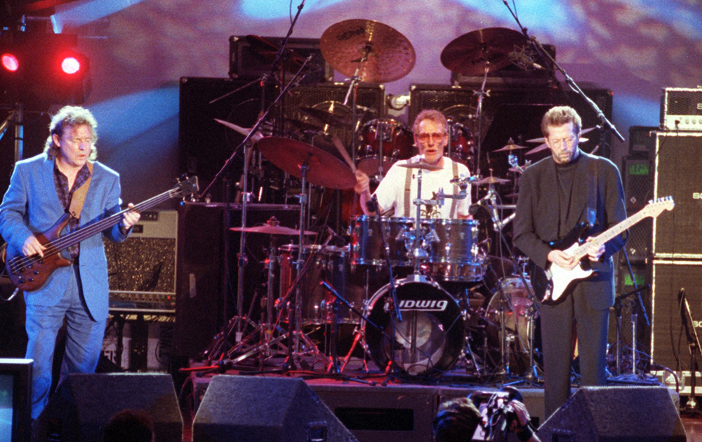 1993年、ロックの殿堂入りセレモニーで演奏する3人組ロックバンド「クリーム」の（左から）ジャック・ブルース、ジンジャー・ベイカー、エリック・クラプトン（AP）