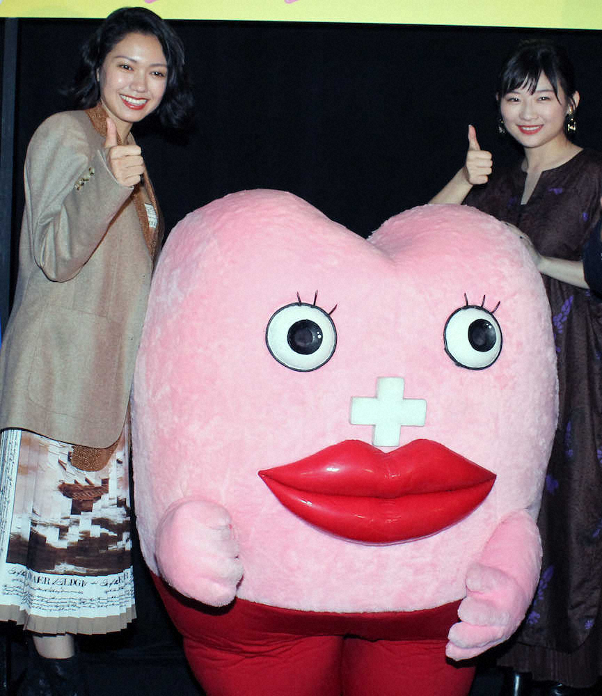 映画「生理ちゃん」の完成披露上映会で生理ちゃん（中央）との再会に笑顔の二階堂ふみ（左）と伊藤沙莉