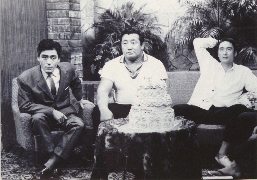 記念撮影を行う（左から）春日八郎さん、力道山さん、金田正一さん