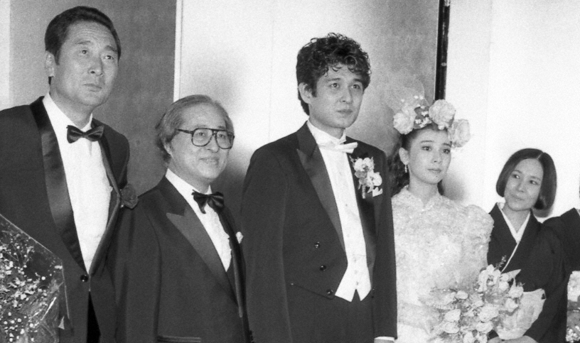 86年、金田賢一と梓のぼるの挙式。（左から）金田正一さん、長門裕之さん、金田賢一、梓のぼる、南田洋子さん