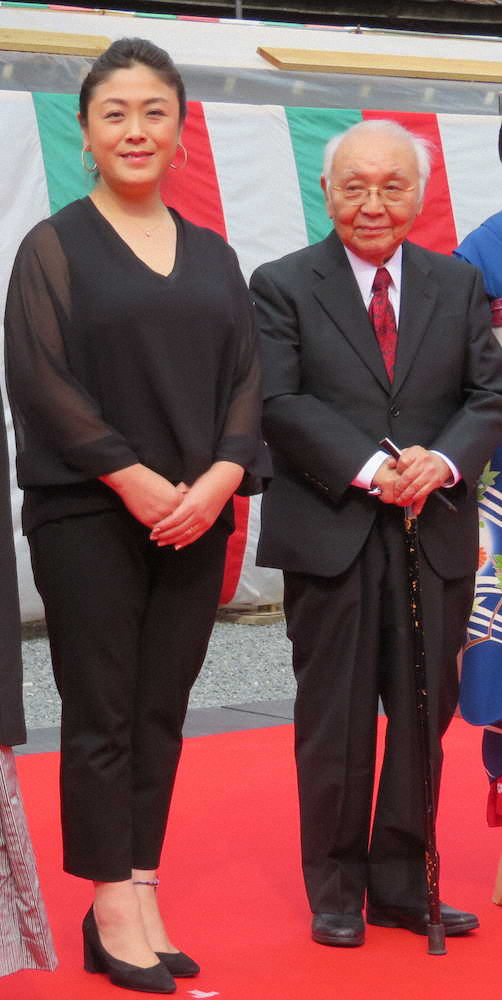 故・津川雅彦さんに「牧野省三賞」が贈られ、授賞式に代理で出席した一人娘の真由子（左）。右は中島貞夫監督