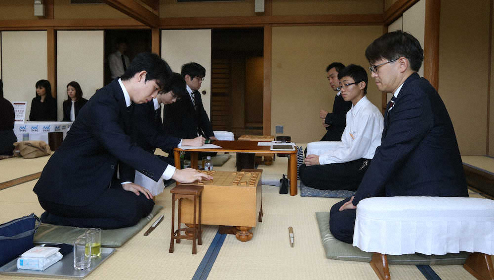 勝負メシ　羽生九段は「覚醒のネギあんかけ炒飯」　藤井七段は「もちもち太麺の炒め焼きそば」