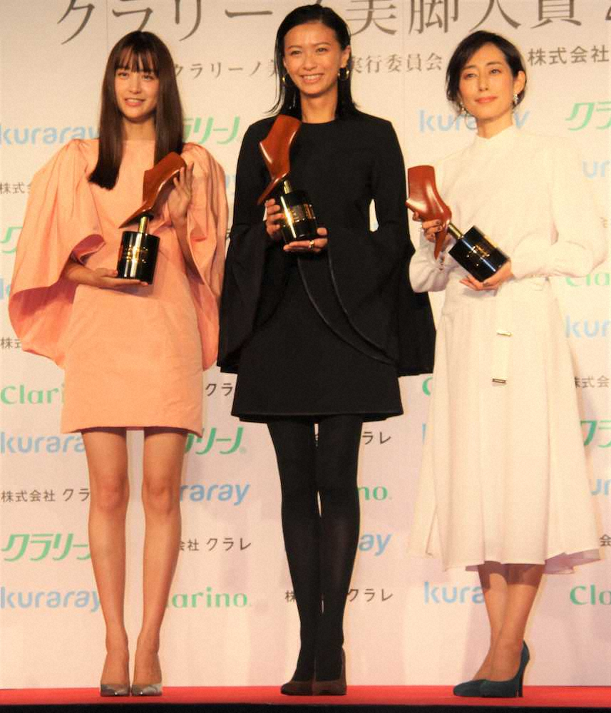 「第17回クラリーノ美脚大賞2019」授賞式に出席した（左から）山本美月、榮倉奈々、木村多江