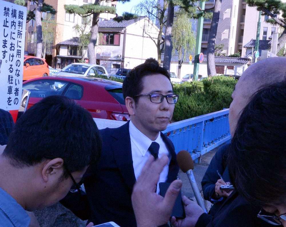 新潟地裁前で、報道陣の取材に応じる遠藤和宏弁護士
