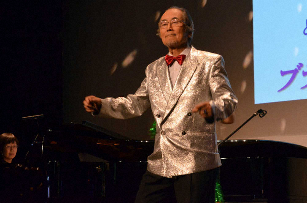 神奈川県・逗子文化プラザホールで行われたミュージカル「歌をつかまえて」でタップダンスを披露したビッグ錠さん