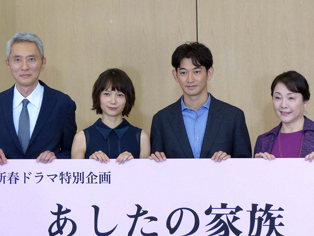 TBSの新春ドラマ「あしたの家族」の会見に登場した(左から)松重豊、宮崎あおい、瑛太、松坂慶子