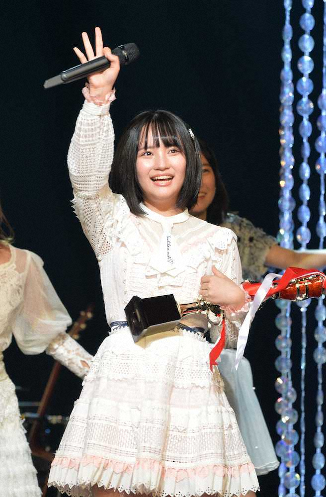 優勝トロフィーを手に、笑顔で手を振るAKB48矢作萌夏