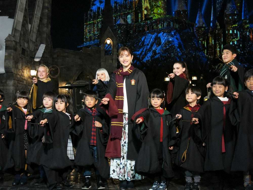 石原さとみ、ハリポタの世界に興奮「冬って最高」　USJ「冬の魔法界」開幕セレモニー