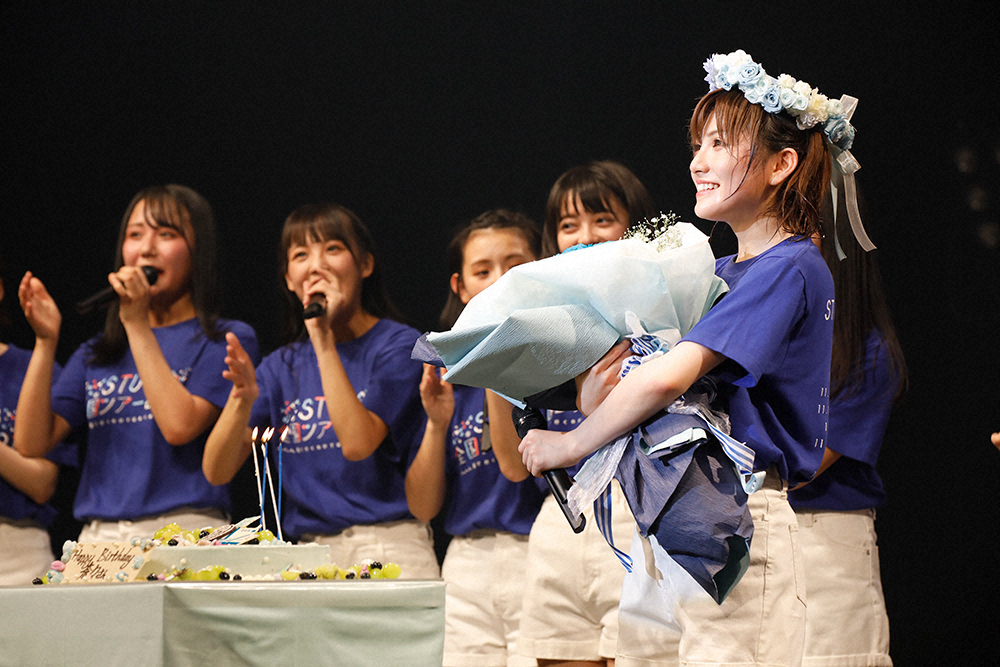 STU48全国ツアー初日、誕生日をサプライズで祝福される岡田奈々（右）