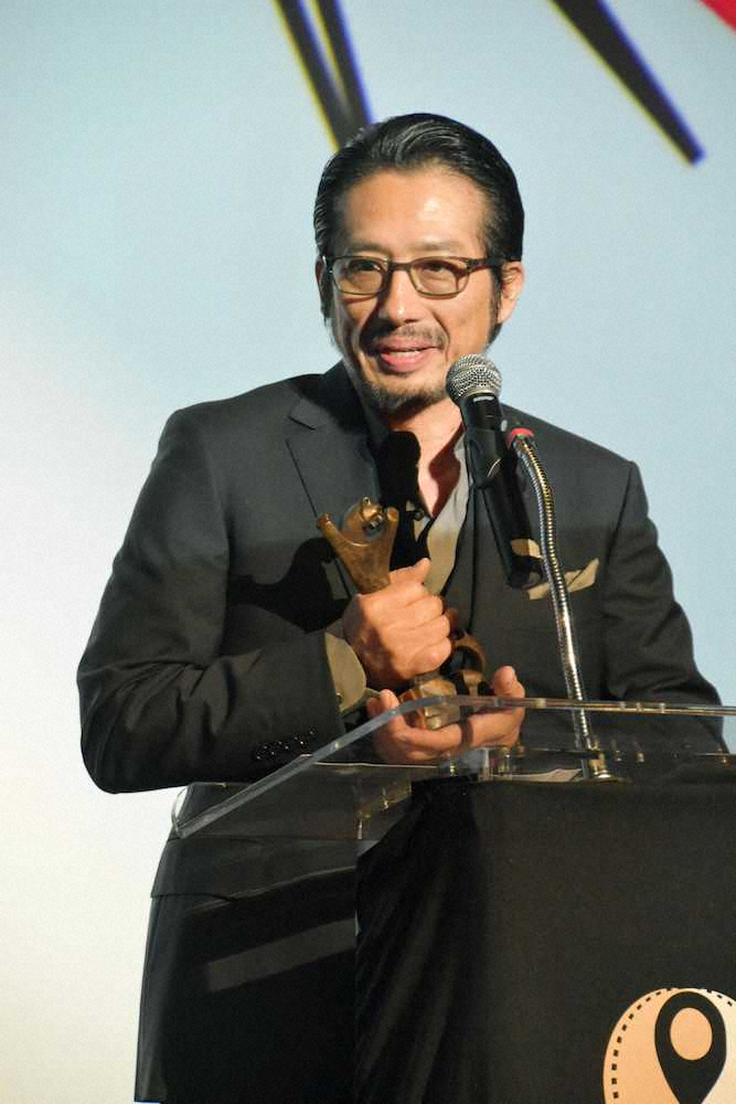 授賞式であいさつする俳優の真田広之＝6日、米ロサンゼルス郊外カルバーシティ