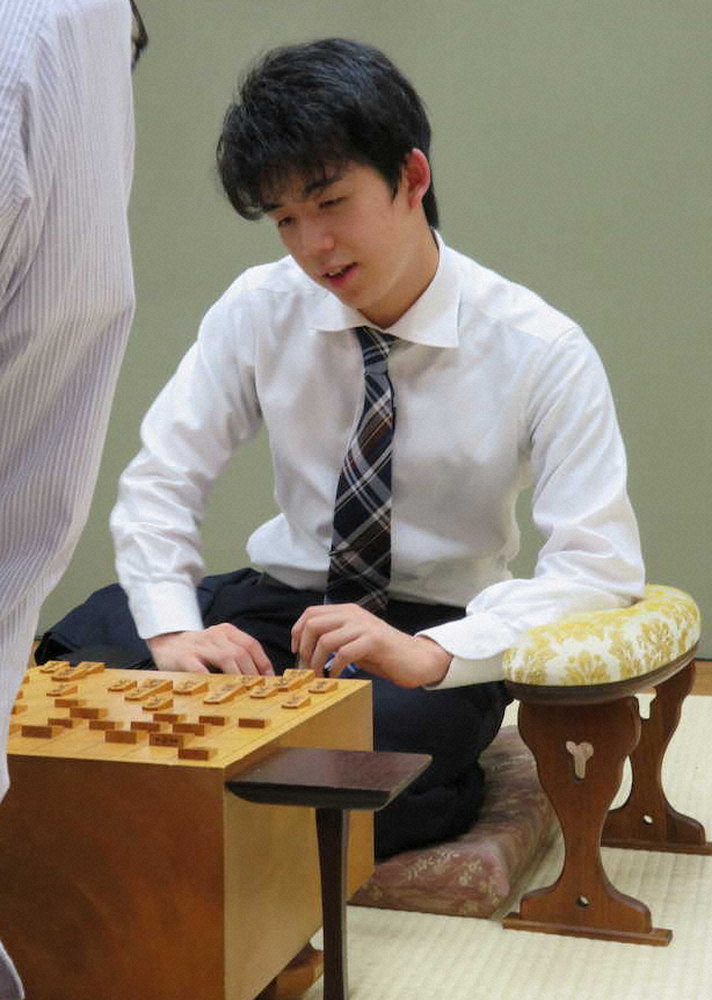 藤井聡太七段　今年度の勝ち星単独トップの29勝目　棋聖戦2次予選1回戦で阿部隆八段に勝つ