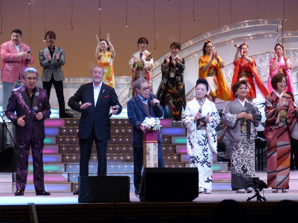 歌の祭典で熱唱する北島三郎（前列左から3人目）ら