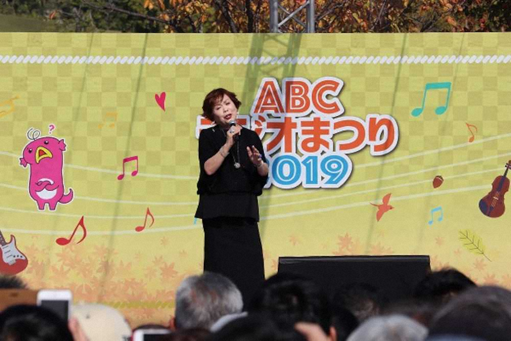 新曲「時のしおり」を万博記念公園・お祭り広場ステージで、初めて生で披露した上沼恵美子