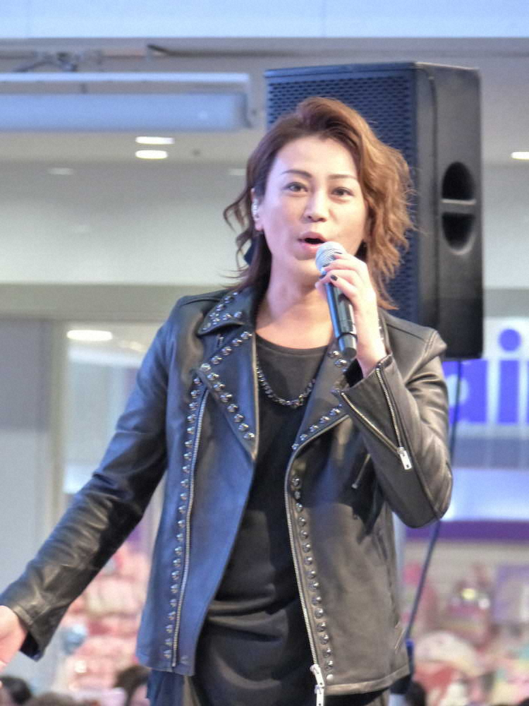 氷川きよし　ロックな革ジャン姿で熱唱「これで演歌も歌います」