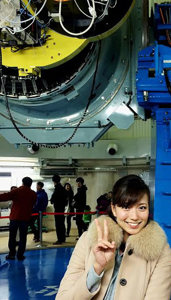星空観察にはまっているＡＢＣ・斎藤真美アナ。西はりま天文台の天体望遠鏡「なゆた」の前で笑顔