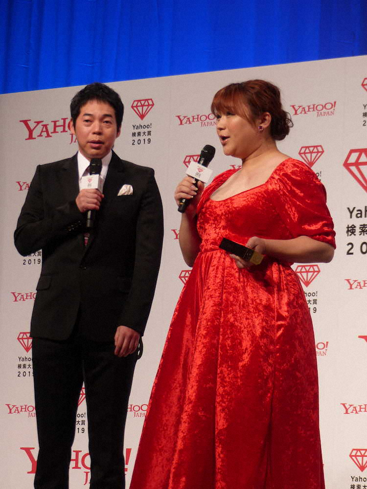「Yahoo！検索大賞2019」のお笑い部門賞を受賞したりんごちゃん（右）とMCの今田耕司