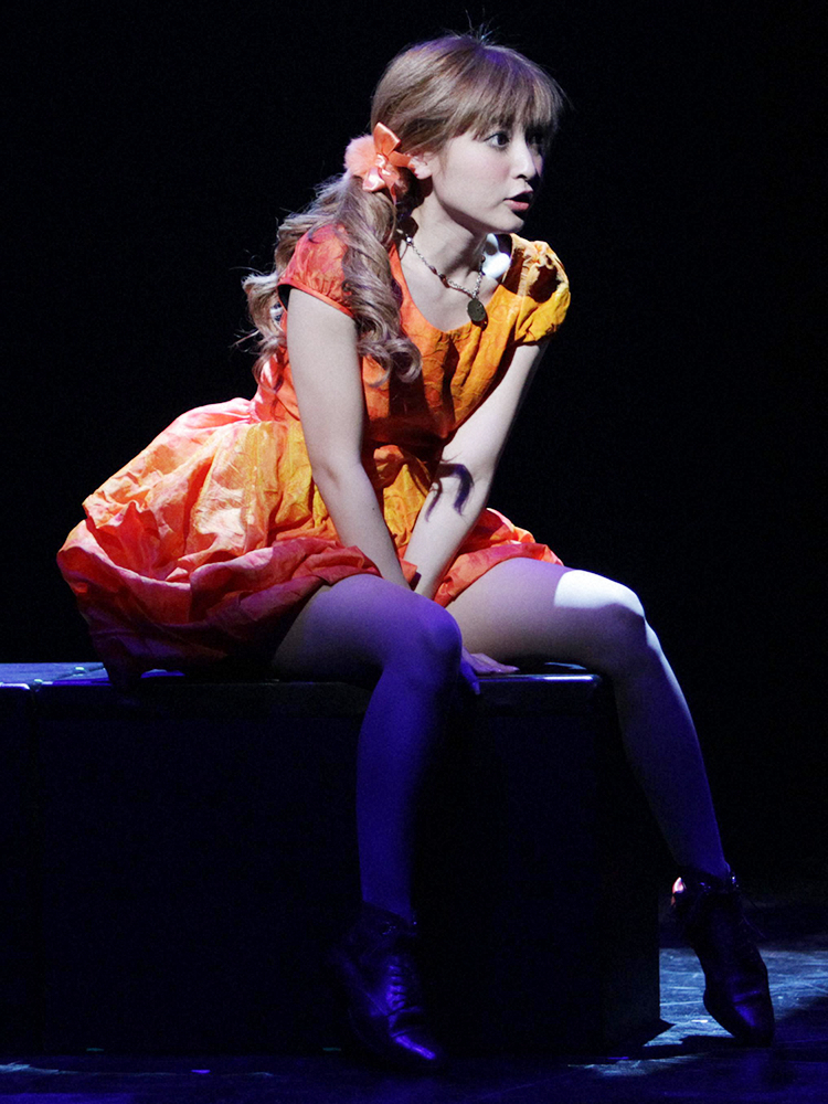 ミュージカル舞台でセクシーな演技を見せる神田沙也加=2010年10月