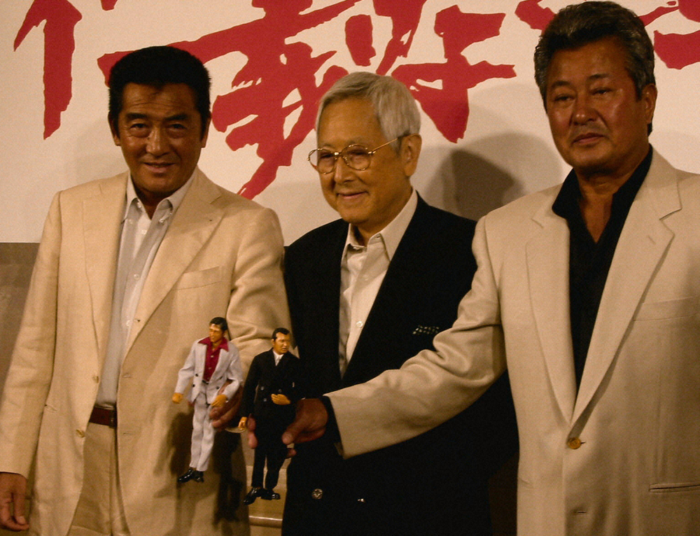02年に「仁義なき戦い」のフィギュア化会見に出席した（左から）松方弘樹さん、深作欣二監督、梅宮辰夫さん