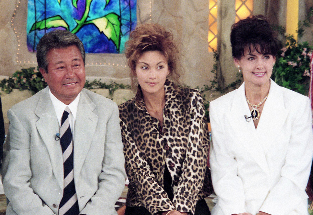 テレビ番組で勢ぞろいした梅宮ファミリー。（左から）梅宮辰夫さん、長女のアンナ、妻のクラウディアさん
