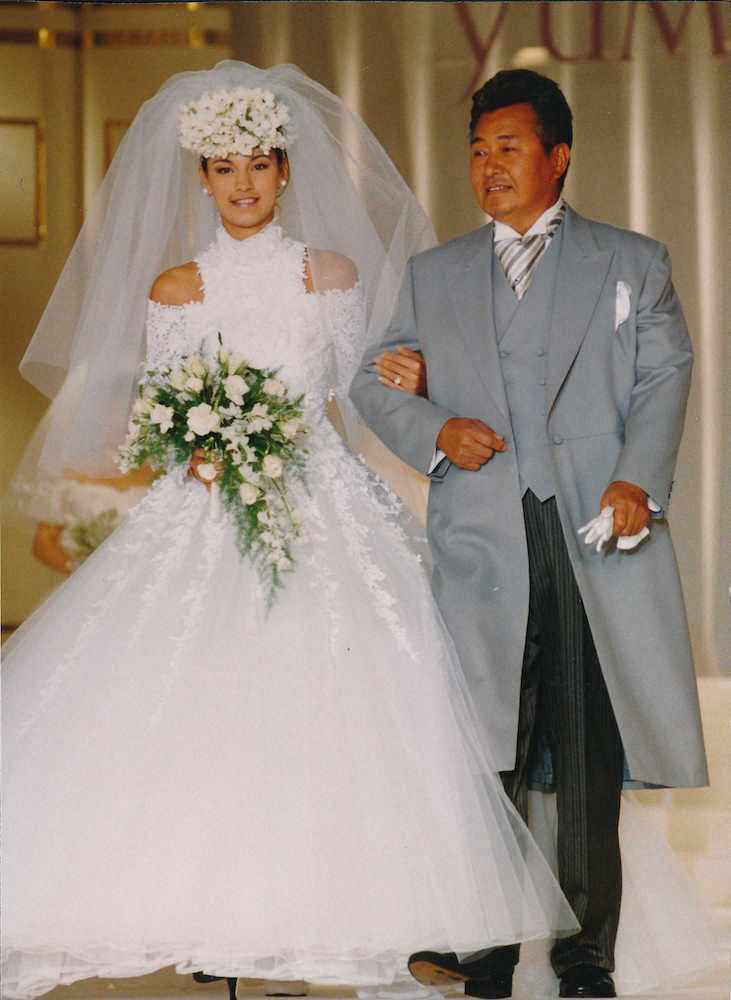 95年7月。ブライダルファッションショーでウエディングドレス姿の娘・アンナと共演する梅宮辰夫さん