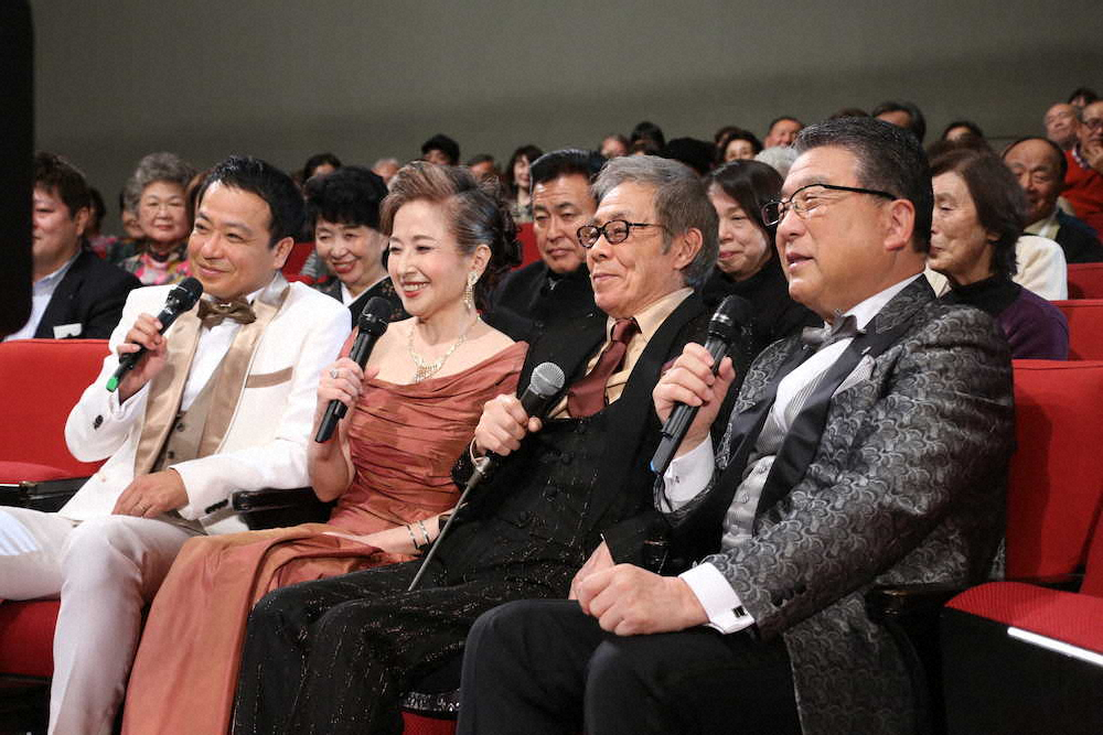 テレビ東京の番組収録も参加も着席して見届ける北島三郎（右から2人目）