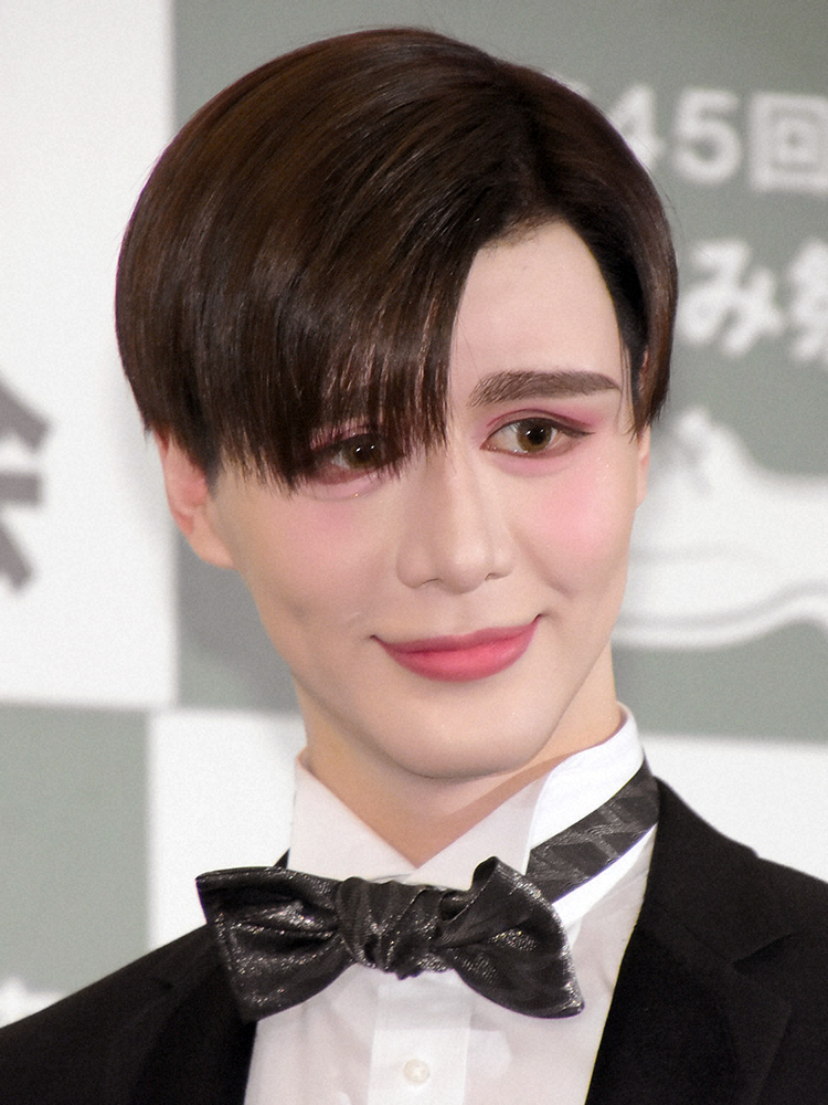 【画像・写真】【紅白】Mattがピアノ伴奏　天童よしみ“Matt化”写真が巨大モニターに…内村光良「美少女！」