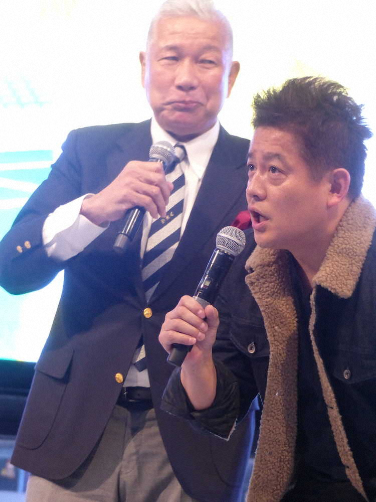 アニメ「number24」放送直前PRイベントに出席したスピードワゴンの井戸田潤（右）と大八木淳史氏